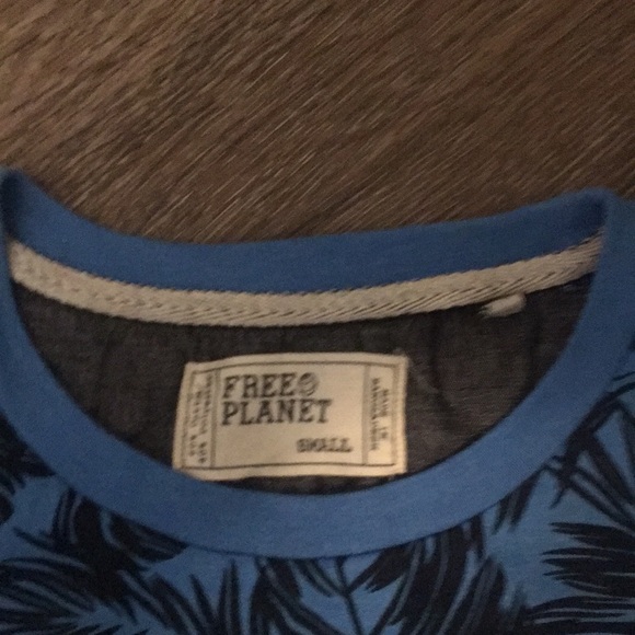 Free planet t shirt - Picture 2 of 4